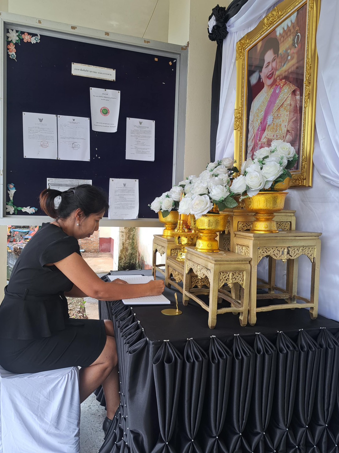 องค์การบริหารส่วนตำบลนากระตาม จัดตั้งโต๊ะหมู่ประดิษฐานพระฉายาลักษณ์สมเด็จพระนางเจ้าสิริกิติ์ พระบรมราชินีนาถ พระบรมราชชนนีพันปีหลวง พร้อมเครื่องราชสักการะ และเครื่องทองน้อย ประดับผ้าระบายขาวดำและจัดสมุดลงนามแสดงความไว้อาลัย เพื่อให้ข้าราชการ พนักงาน และประชาชนที่มาติดต่อราชการ ร่วมลงนามถวายความอาลัยได้ตลอดเวลาทำการ ณ ที่ทำการองค์การบริหารส่วนตำบลนากระตาม