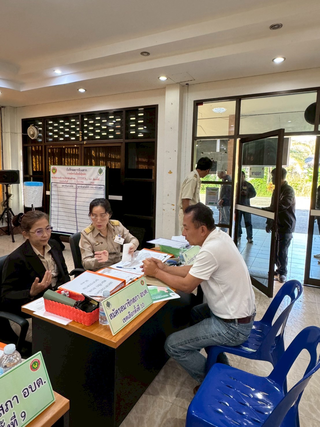 ภาพบรรยากาศการรับสมัครเลือกตั้งนายกอบต. และสมาชิกอบต.นากระตาม  วันแรกเป็นไปด้วยความเรียบร้อย