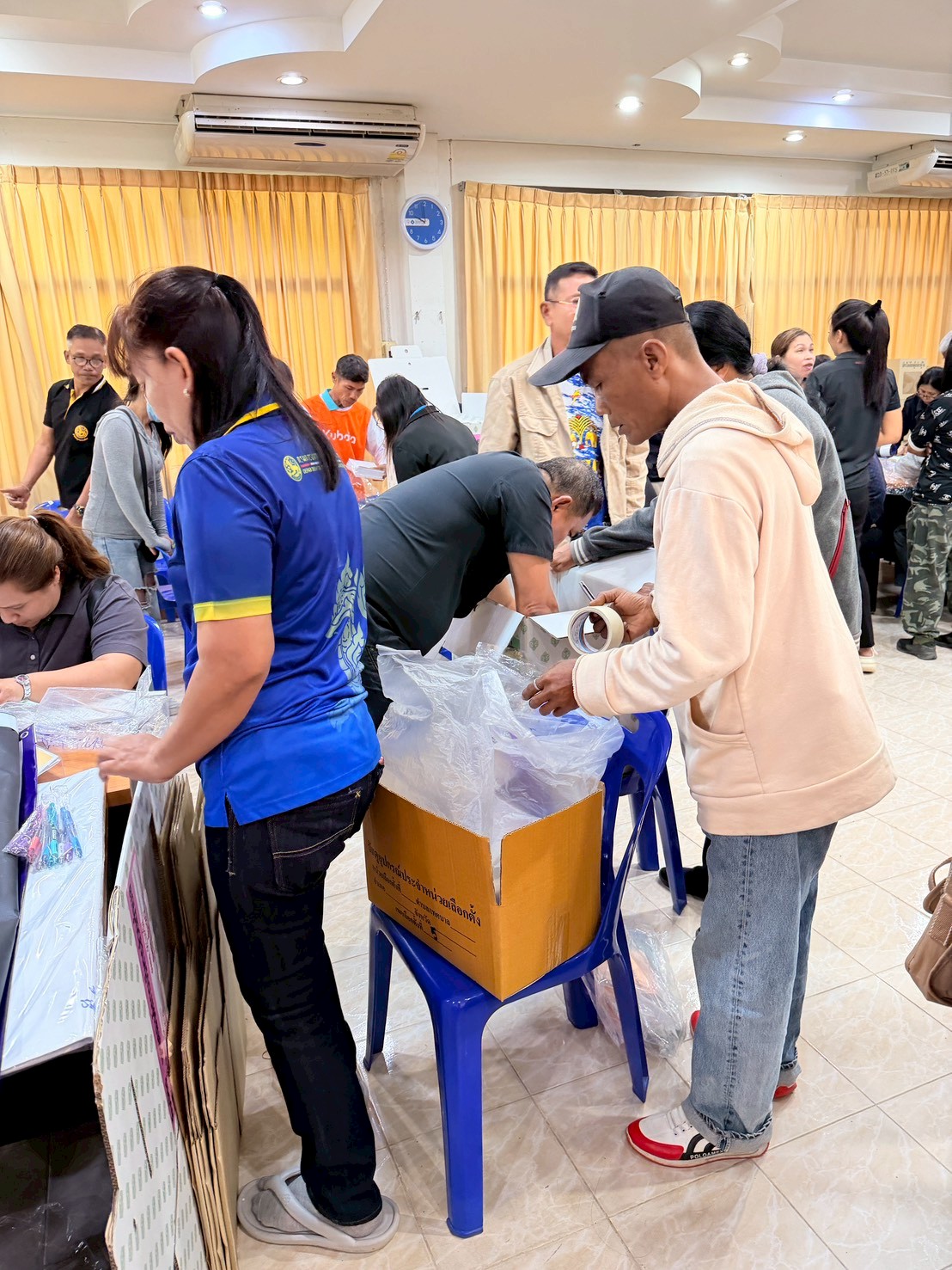 ส่งมอบบัตรเลือกตั้งและวัสดุอุปกรณ์ในการเลือกตั้ง